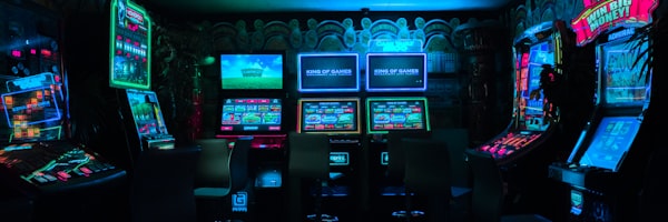 深度专题文章配图 - 电竞比赛现场激烈对抗